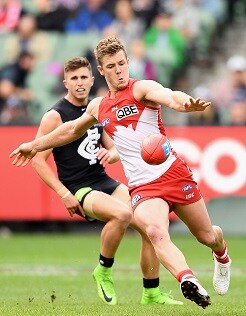 AFL 2017 Round 06 - Carlton v Sydney MELBOURNE, AUSTRALIA - APRIL 29: Luke Parker of the Swans kicks during the round six AFL match between the Carlton Blues and the Sydney Swans at Melbourne Cricket Ground on April 29, 2017 in Melbourne, Australia. (Photo by Quinn Rooney/Getty Images/AFL Media)